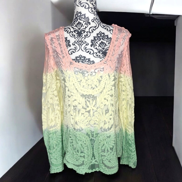 Source Unknown Tops - UNKNOWN Rainbow Lace Ombre Top - Medium